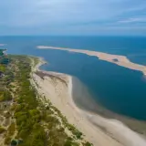 Piaszczysta mierzeja z zielenią i wodą, jedno z najpiękniejszych miejsc nad polskim morzem.
