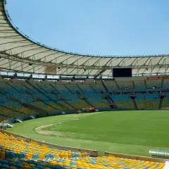 Pusta Marakana, z żółto-niebieskimi siedzeniami i zieloną murawą, czeka na kibiców.