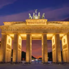 Brama Brandenburska o zmierzchu, z kwadrygą na szczycie. Ciekawostki o tym symbolu Berlina czekają na odkrycie.