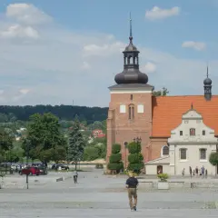 Włocławek atrakcje na weekend: plac z zabytkową katedrą, zielone parki i spacerujący ludzie.