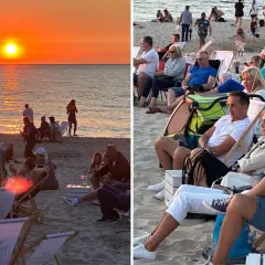 Zachód słońca nad morzem w Międzyzdrojach, ludzie siedzą na leżakach na plaży.