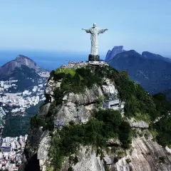 Jezus w Rio, z rozpostartymi ramionami, góruje nad miastem i oceanem. Widok zapiera dech w piersiach.