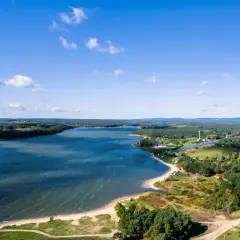 Malownicze jezioro Chańcza z piaszczystą plażą i zielonymi lasami. Idealne miejsce na wypoczynek i odkrywanie lokalnych atrakcji.