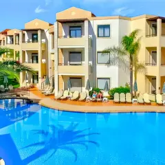 Basen i budynki hotelowe Creta Palm na Krecie.