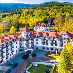 Piękny hotel w górach, otoczony jesiennymi kolorami. Idealne miejsce na wypoczynek, blisko atrakcji Czech.