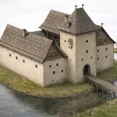 Kamienny zamek otoczony fosą, z drewnianym mostem. Chudów atrakcje historyczne zapraszają do odkrycia tajemnic przeszłości.