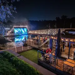 Nietypowe restauracje Warszawa: wieczór nad wodą z koncertem na żywo i klimatycznym ogródkiem.