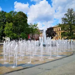Plac Litewski w Lublinie tętni życiem, a fontanny tworzą wodny taniec na tle zabytkowych kamienic.
