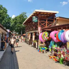 Skorzęcin atrakcje: kolorowe koła do pływania, zabawki i budki z pamiątkami tworzą wakacyjny klimat.