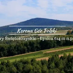 Widok na Łysicę, najwyższy szczyt Gór Świętokrzyskich, zalesione wzgórza i pola.