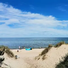 Piękna plaża w Rusinowie, idealne miejsce na letnie atrakcje. Słońce, morze i piasek zachęcają do wypoczynku.