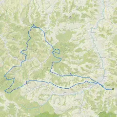 Mapa z zaznaczonymi trasami rowerowymi w okolicach Rzeszowa, prowadzącymi przez malownicze tereny z nazwami miejscowości jak Błażowa i Hermanowa.