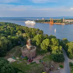 Karsibór atrakcje: okrągła twierdza z widokiem na port i morze. Statek wycieczkowy i żaglówka na wodzie.