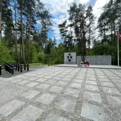 Pomnik w lesie, upamiętniający ofiary. W Choroszczy znajduje się to miejsce pamięci z krzyżami i betonową ścianą.