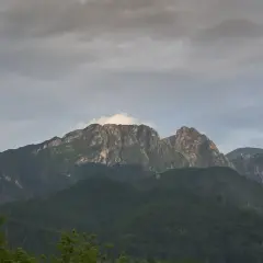 Giewont, śpiący rycerz Tatr, wznosi się majestatycznie pod zachmurzonym niebem.