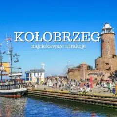 Port w Kołobrzegu: zabytkowa latarnia morska, statek piracki i tętniący życiem deptak.