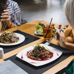 Gdzie zjeść w Ostrowie? Odkryj najlepsze lokale gastronomiczne