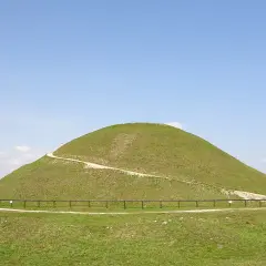 Zielony kopiec Kraka w Krakowie, z krętą ścieżką wiodącą na szczyt.
