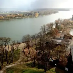 Malownicze jeziora kujawsko pomorskie jesienią. Woda odbija niebo, a drzewa tworzą złote dywany.