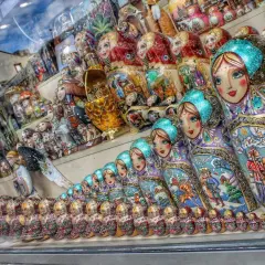 Rząd kolorowych lubianek, od największej do najmniejszej, zdobi wystawę sklepową.