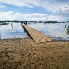 Drewniane molo i plaża nad jeziorem, gdzie można wypożyczyć rowerki wodne. To jedne z wielu atrakcji w Boszkowie.