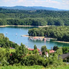Malownicze widoki na Jezioro Solińskie, żaglówki i urokliwe domki. Idealne miejsce na wypoczynek i odkrywanie atrakcji Solina i okolice.