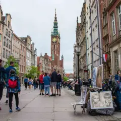 Spacerem po Długiej w Gdańsku, podziwiając zabytkową architekturę i wieżę Ratusza Głównego Miasta.