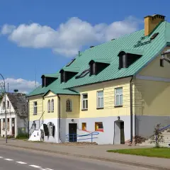 Kolorowe kamienice i zabytkowe budynki tworzą urokliwy krajobraz, zachęcając do odkrywania sejny atrakcje.