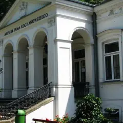 Muzeum Jana Kochanowskiego w Czarnolesie – jedna z głównych atrakcji regionu. Biały dworek z kolumnami i schodami.