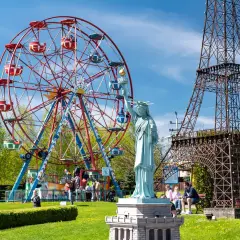 Park rozrywki z diabelskim młynem, repliką Statuy Wolności i Wieżą Eiffla.