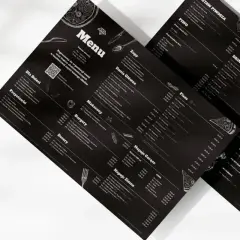 Menu w stylu a la carte, czarne tło, białe litery. Widoczne sekcje: Zupy, Dania Główne, Pizza, Makaron, Burgery, Desery, Napoje Gorące i Zimne, Piwo, Drink, Wina.