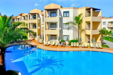 Basen i budynki hotelowe Creta Palm na Krecie.