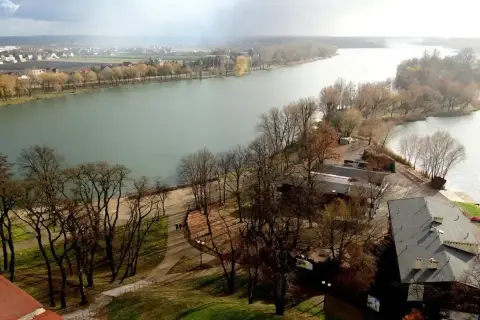 Malownicze jeziora kujawsko pomorskie jesienią. Woda odbija niebo, a drzewa tworzą złote dywany.