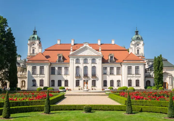Pałac w Kozłówce z kwitnącymi różami i zadbanym ogrodem. Wspaniałe kozłówka atrakcje czekają na zwiedzających.