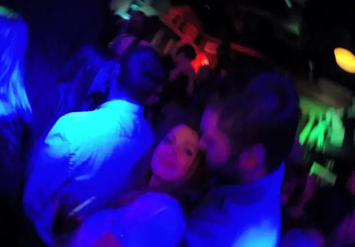 Nocny klub w Sopocie, ludzie tańczą w świetle niebieskich i zielonych lamp.