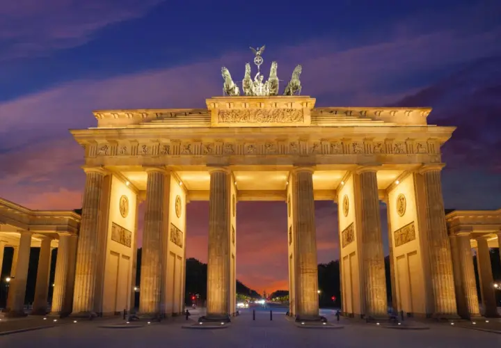 Brama Brandenburska o zmierzchu, z kwadrygą na szczycie. Ciekawostki o tym symbolu Berlina czekają na odkrycie.