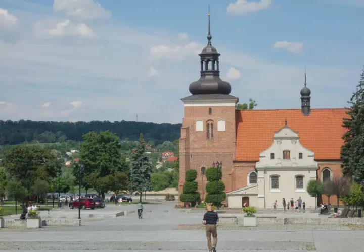 Włocławek atrakcje na weekend: plac z zabytkową katedrą, zielone parki i spacerujący ludzie.