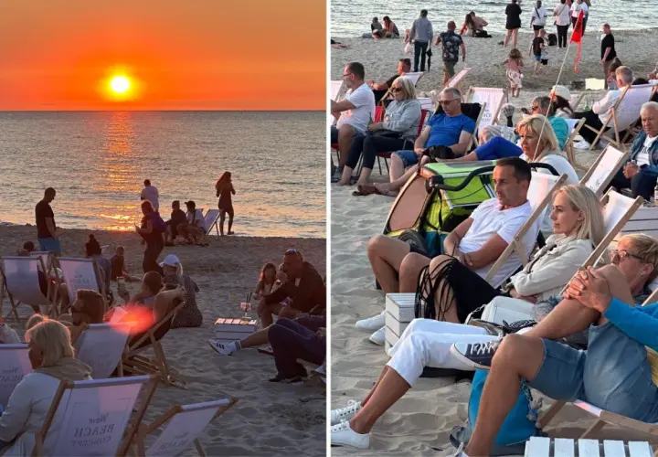 Zachód słońca nad morzem w Międzyzdrojach, ludzie siedzą na leżakach na plaży.