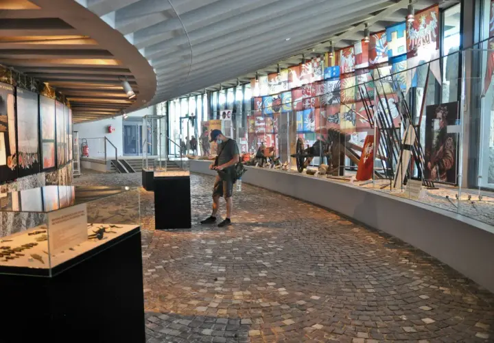 W muzeum w Grunwaldzie można podziwiać historyczne eksponaty, broń i chorągwie. Atrakcje upamiętniają wielką bitwę.