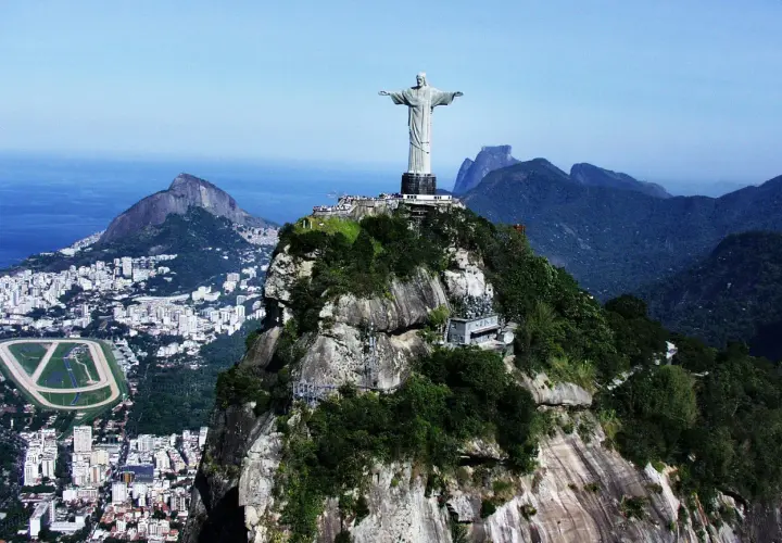 Jezus w Rio, z rozpostartymi ramionami, góruje nad miastem i oceanem. Widok zapiera dech w piersiach.