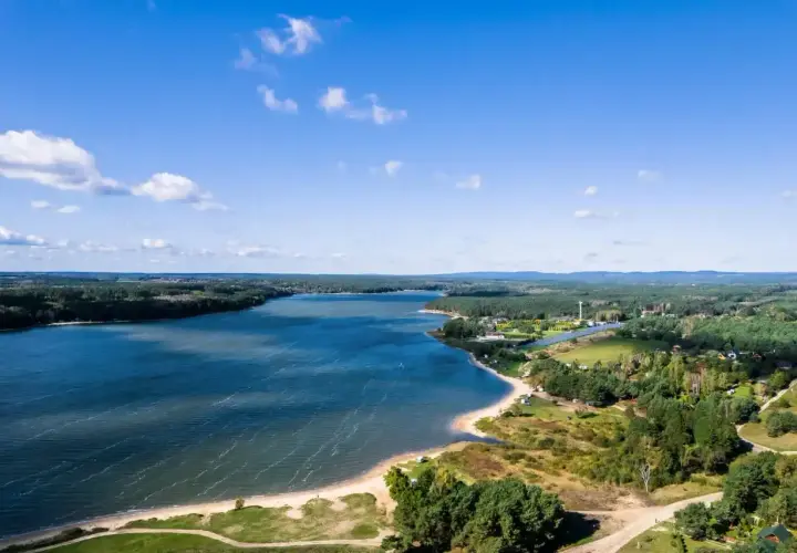 Malownicze jezioro Chańcza z piaszczystą plażą i zielonymi lasami. Idealne miejsce na wypoczynek i odkrywanie lokalnych atrakcji.