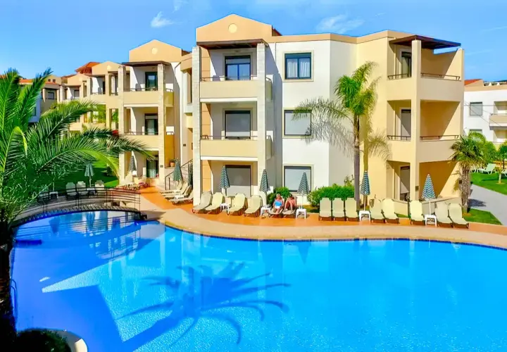 Basen i budynki hotelowe Creta Palm na Krecie.