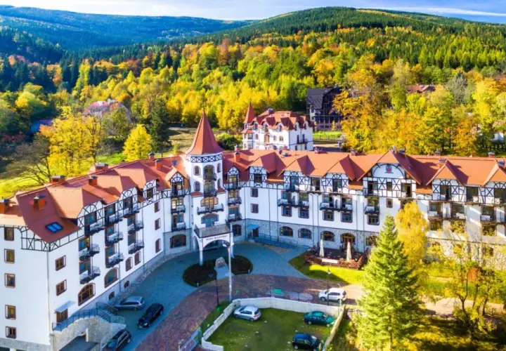 Piękny hotel w górach, otoczony jesiennymi kolorami. Idealne miejsce na wypoczynek, blisko atrakcji Czech.