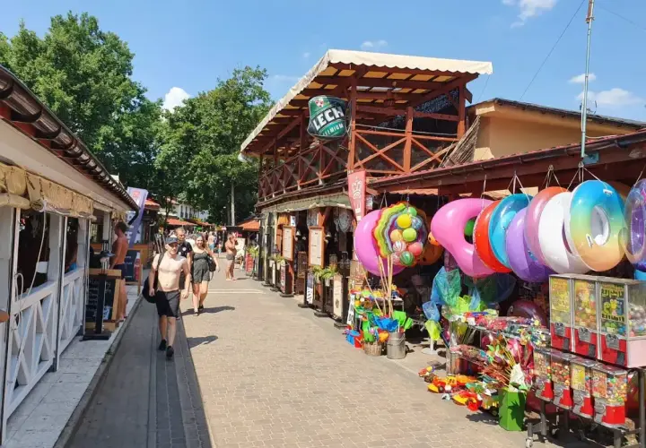 Skorzęcin atrakcje: kolorowe koła do pływania, zabawki i budki z pamiątkami tworzą wakacyjny klimat.