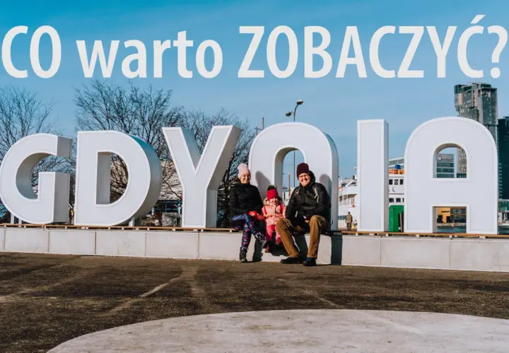 Rodzina pozuje przy napisie GDYNIA. W tle nowoczesne budynki, idealne na wakacyjne gdynia atrakcje dla dorosłych.