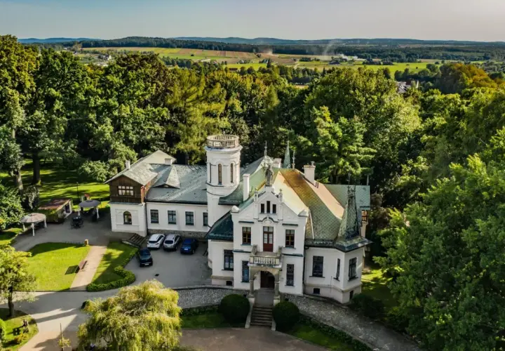 Dworek w Oblęgorku, otoczony zielenią, zaprasza do odkrywania jego uroków. Wspaniałe widoki i spokój czekają na gości.