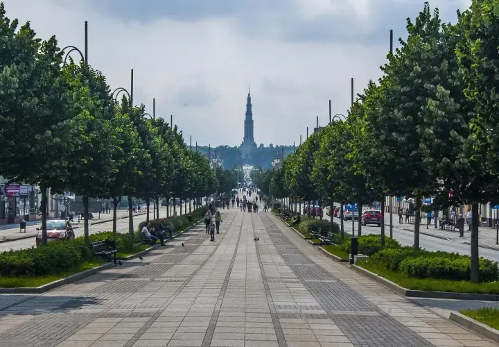 Aleja Najświętszej Maryi Panny w Częstochowie, prowadząca do Jasnej Góry. Idealne miejsce na spacer i odkrywanie częstochowskich atrakcji na weekend.