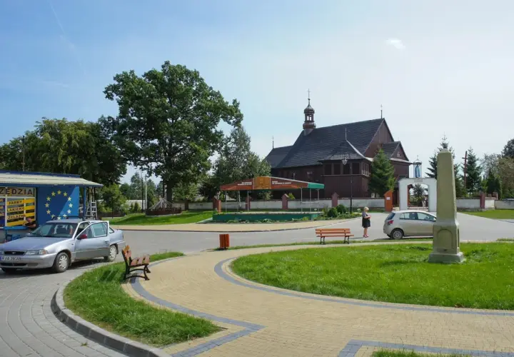 Drewniany kościół, sklep z narzędziami i pomnik tworzą urokliwe jeruzal atrakcje.