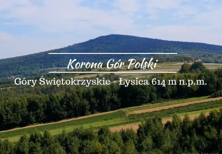 Widok na Łysicę, najwyższy szczyt Gór Świętokrzyskich, zalesione wzgórza i pola.