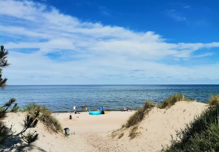 Piękna plaża w Rusinowie, idealne miejsce na letnie atrakcje. Słońce, morze i piasek zachęcają do wypoczynku.
